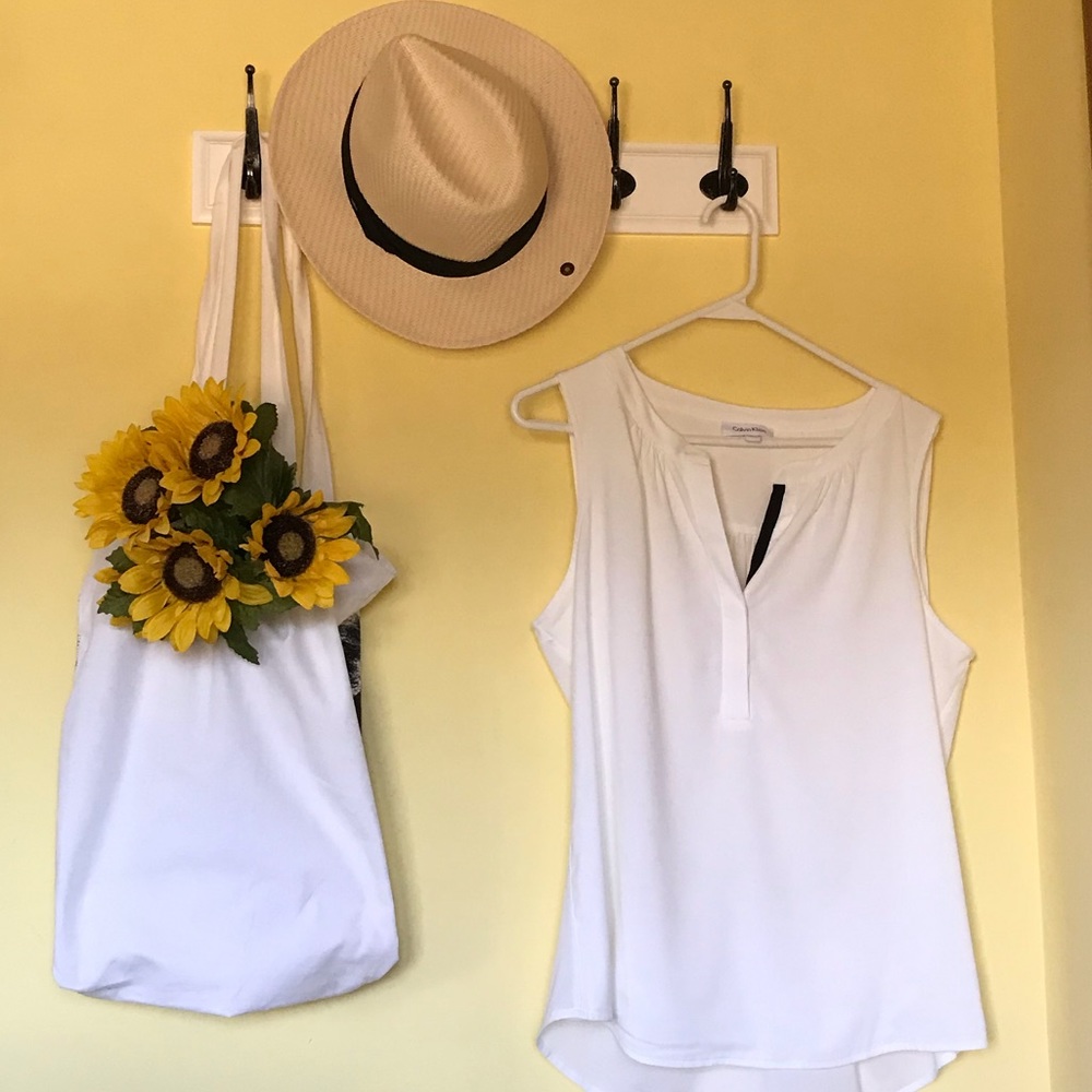 Elegant Calvin Klein Sleeveless White Blouse